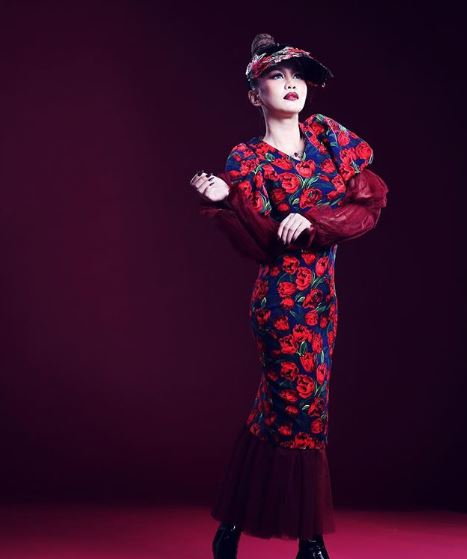 Dikenali sebagai 'Dance Queen Malaysia'.